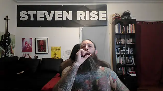 Snapshot of StevenRiseNYC chatting on June 1, 1:40 am StevenRiseNYC online show from June 1, 1:40 am