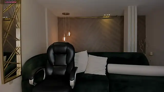 Snapshot of LizzHamilton__ chatting on October 16, 9:49 pm LizzHamilton online show from October 16, 9:49 pm