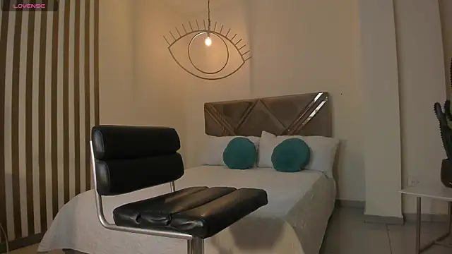 Snapshot of LizzHamilton__ chatting on October 18, 10:32 pm LizzHamilton online show from October 18, 10:32 pm