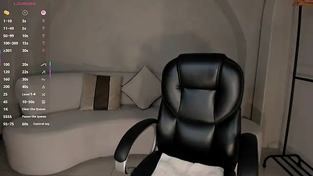 Snapshot of LizzHamilton__ chatting on November 10, 9:14 pm LizzHamilton online show from November 10, 9:14 pm