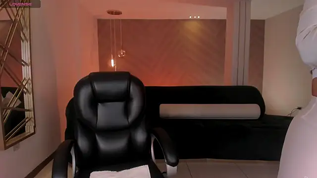 Snapshot of LizzHamilton__ chatting on November 20, 9:25 pm LizzHamilton online show from November 20, 9:25 pm