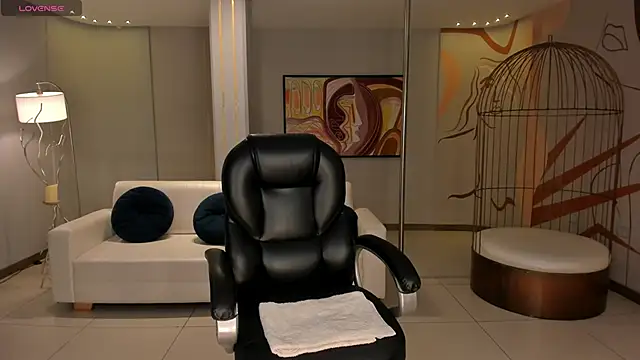 Snapshot of LizzHamilton__ chatting on November 26, 8:43 pm LizzHamilton online show from November 26, 8:43 pm