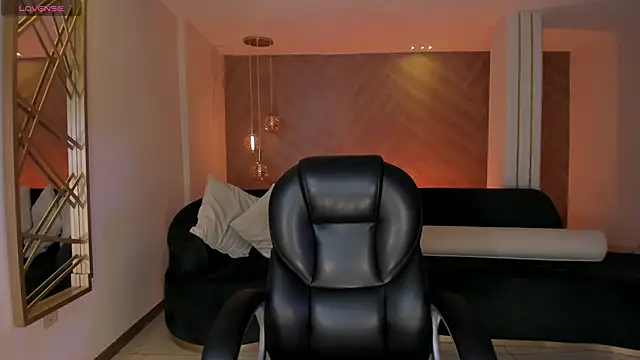 Snapshot of LizzHamilton__ chatting on November 28, 9:28 pm LizzHamilton online show from November 28, 9:28 pm