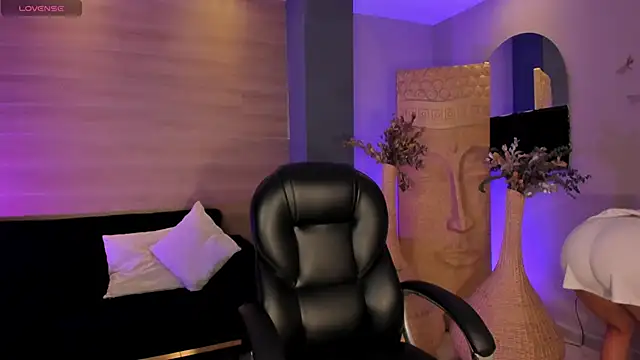 Snapshot of LizzHamilton__ chatting on December 15, 9:41 pm LizzHamilton online show from December 15, 9:41 pm