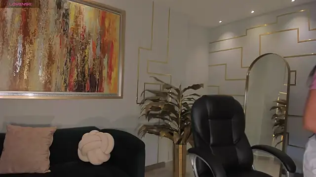 LizzHamilton   online show from February 28, 5:03 pm