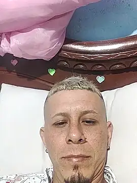 Snapshot of Somospareja1987 chatting on February 9, 3:22 am Somospareja1987 online show from February 9, 3:22 am