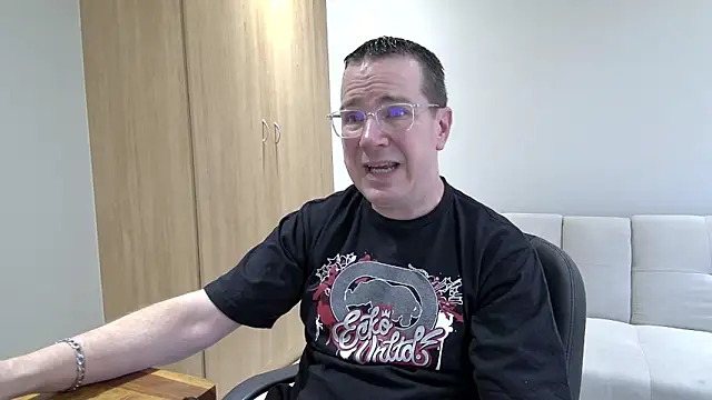 BrettJ81 online show from October 28, 3:14 pm