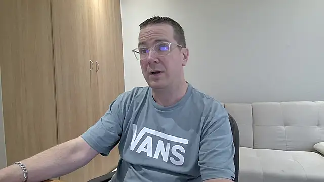 BrettJ81 online show from November 19, 2:17 pm