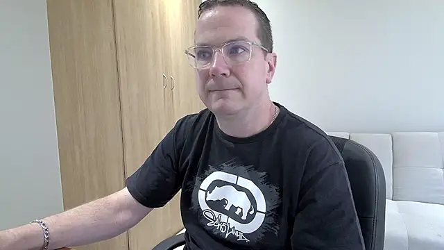 BrettJ81 online show from December 1, 9:36 am