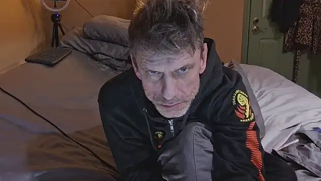 leahcimnikral online show from January 6, 3:10 am