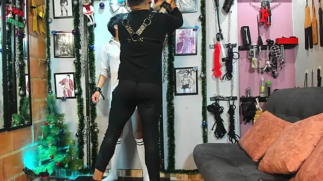 dom2travelersss online show from December 30, 1:58 pm