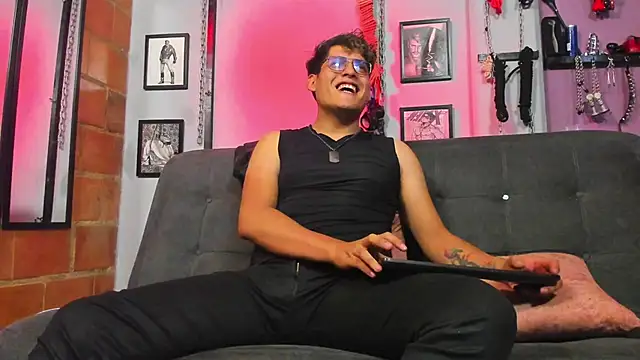 dom2travelersss online show from March 16, 9:16 pm