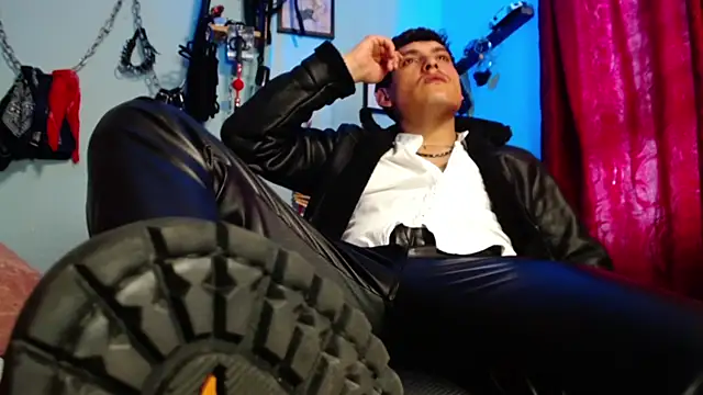 dom2travelersss online show from April 20, 8:43 pm