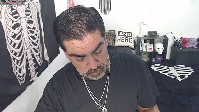 soyelcarlitos  online show from June 1, 5:36 pm