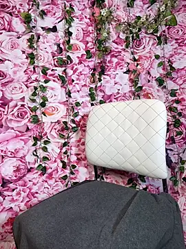 Snapshot of mismialove chatting on September 22, 6:48 am mismialove online show from September 22, 6:48 am