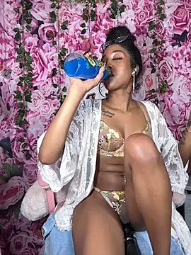 Snapshot of mismialove chatting on October 30, 7:21 am mismialove online show from October 30, 7:21 am