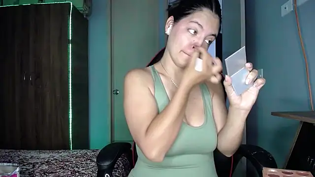 Snapshot of susan_smith18 chatting on December 1, 4:01 pm susan smith18 online show from December 1, 4:01 pm